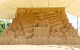 砂の美術館プロデューサー茶圓勝彦の仕事、「全ては歴史の1ページ 独立宣言から241年」2017年作成の砂像の画像