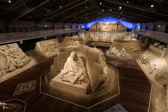 砂の美術館プロデューサー茶圓勝彦の仕事、鳥取砂丘砂の美術館の様子を収めた画像