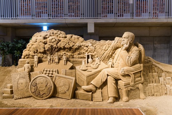 砂の美術館第11期作品画像 アルフレッド・ノーベルとノーベル賞