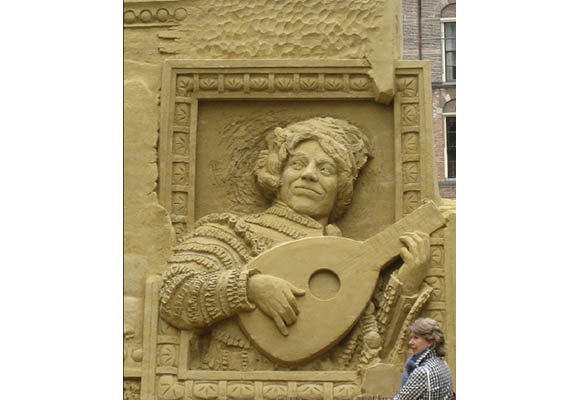 砂の美術館プロデューサー茶圓勝彦の仕事、「リュートを弾く道化師（ハルス作）」2010年作成の砂像の画像