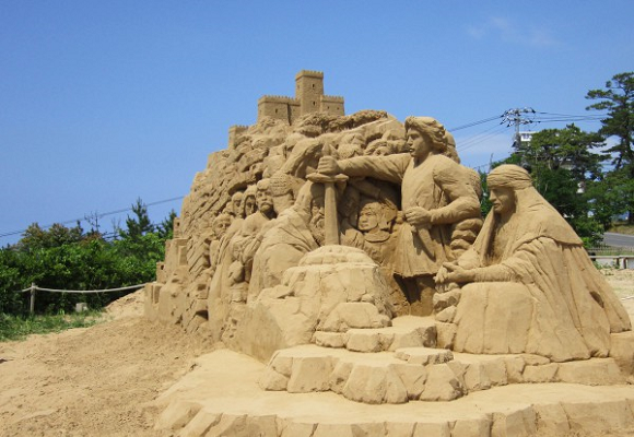 砂の美術館プロデューサー茶圓勝彦の仕事、「イギリスの伝説～アーサー王～」2011年作成の砂像の画像
