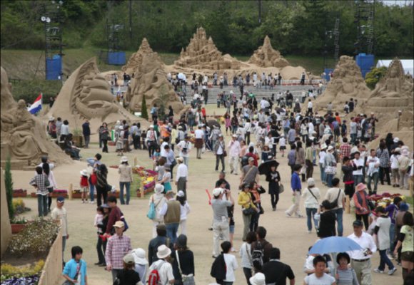 砂の美術館プロデューサー茶圓勝彦の仕事、世界砂像フェスティバルの様子を収めた画像
