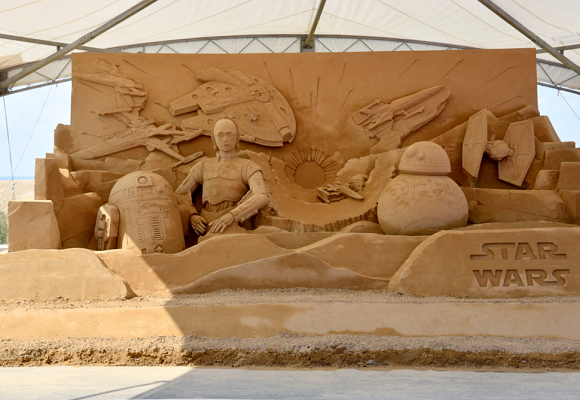砂の美術館プロデューサー茶圓勝彦の仕事、「スターウォーズ砂像」2015年作成の砂像の画像