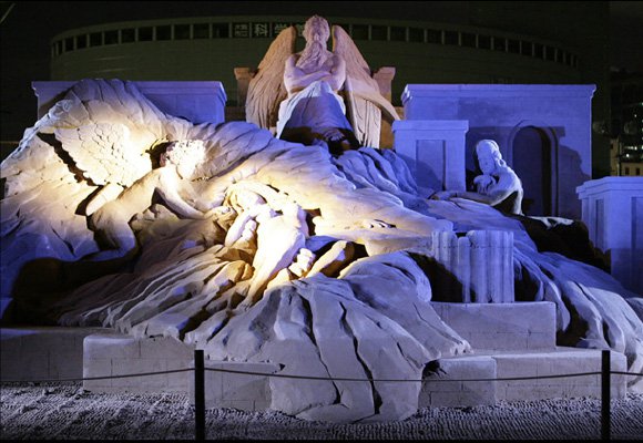 砂の美術館プロデューサー茶圓勝彦の仕事、「都会に舞い降りた天使の物語Ⅱ」2009年作成の砂像の画像