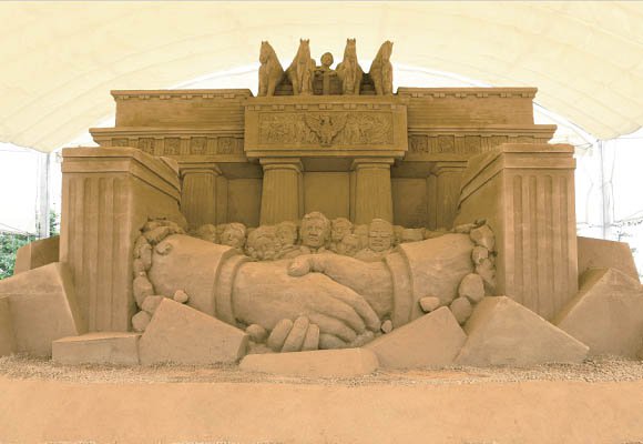 砂の美術館プロデューサー茶圓勝彦の仕事、「ドイツ再統一の象徴、ブランデンブルグ門～２５周年モニュメント～」2015年作成の砂像の画像