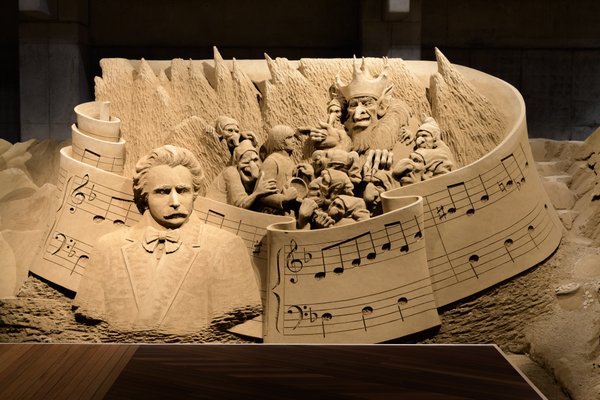 砂の美術館第11期作品画像 音楽 グリーグと作品『ペール・ギュント』